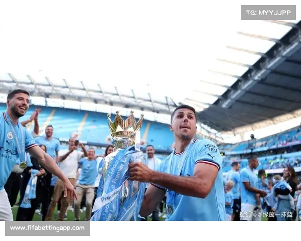 欧冠奖杯首次巡展亮相成都 球迷亲身感受足球荣耀与梦想 欧冠奖杯首次巡展亮相成都 球迷亲身感受足球荣耀与梦想